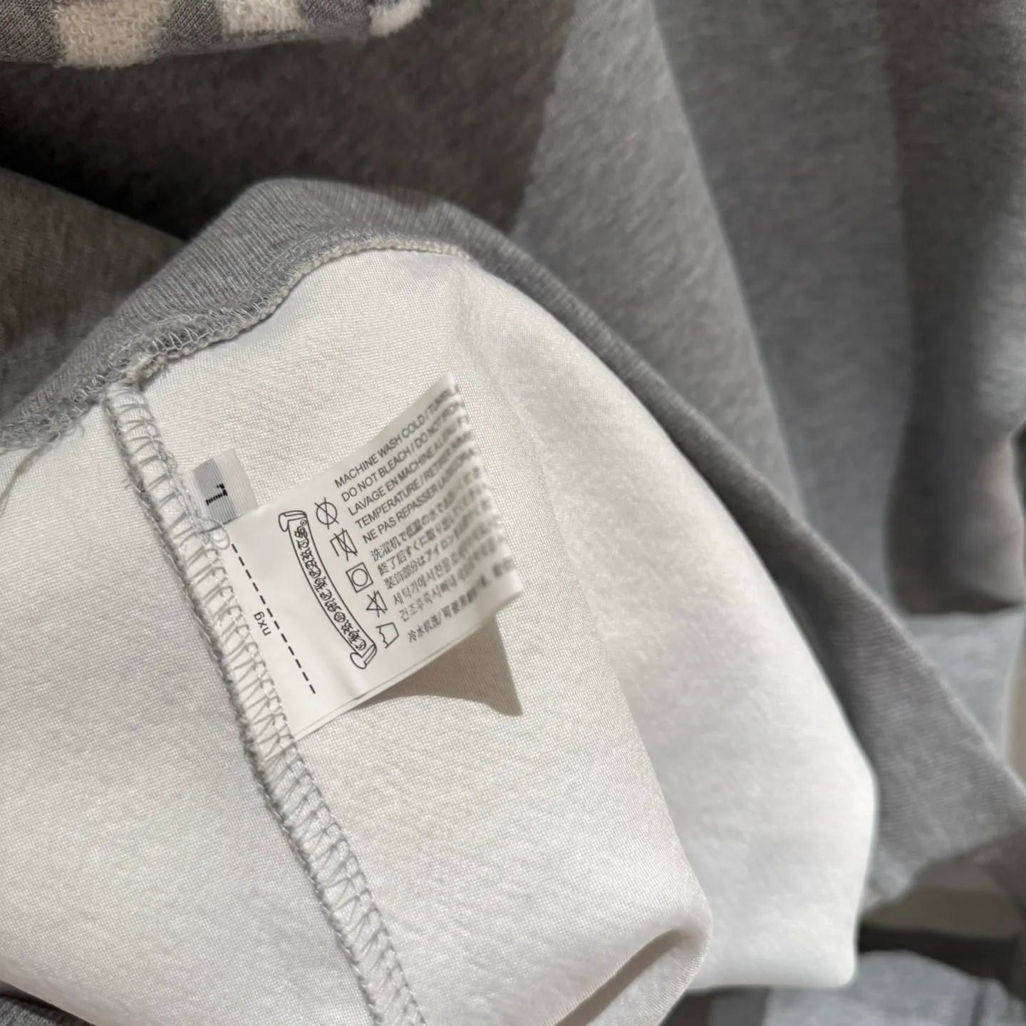 🅿️390 [Strict quality control] CH Croixin's new long-sleeved hooded sweatshirt. The fabric is made of heavy 480g double yarn fabric. The whole garment is washed. The front and rear panels are laser-burned. The ready-to-wear wash is loose. The fabric is stiff and stylish. It does not deform or shrink. Color: black, white, floral gray. Size: M-2xl